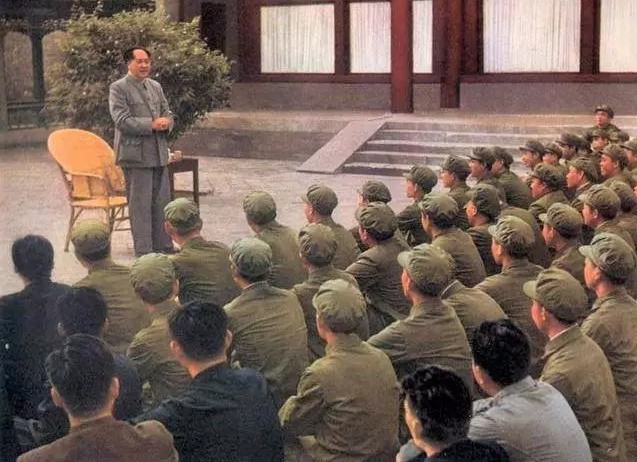 “你们为人民服务，我也为人民服务”——毛主席给警卫团一中队的讲话